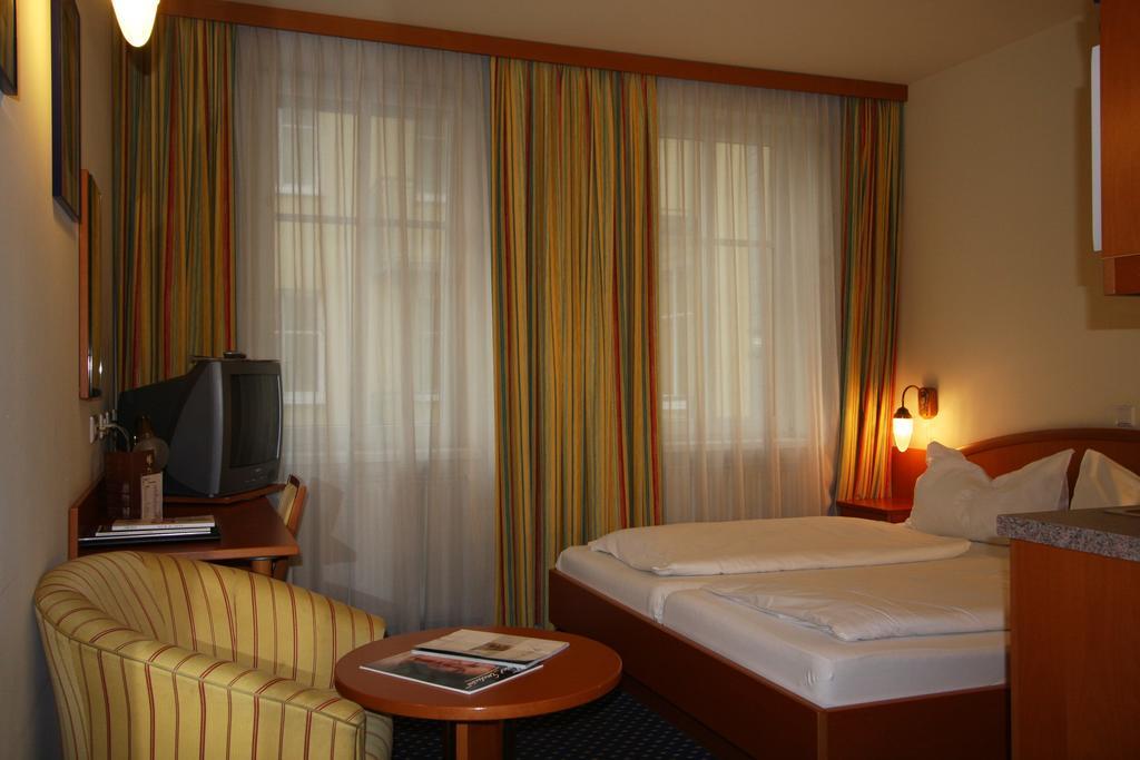 900 M Zur Oper Hotel Viena